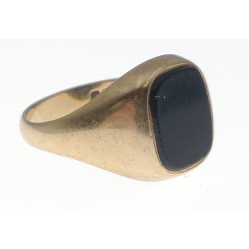 20 - A fully hallmarked 9ct gents signet ring with black inset centre stone. Size N gross weight 3.45g ap... 