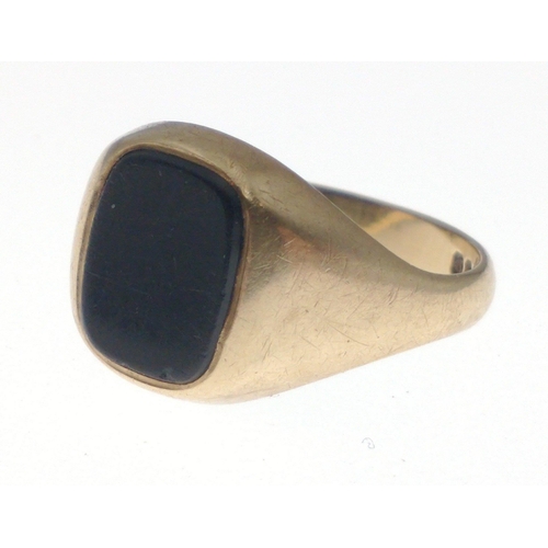 20 - A fully hallmarked 9ct gents signet ring with black inset centre stone. Size N gross weight 3.45g ap... 