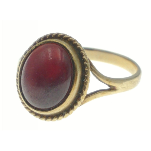 28 - A 9ct gold ring with a red centre stone. Size P,  Gross weight 2.7g approx#28