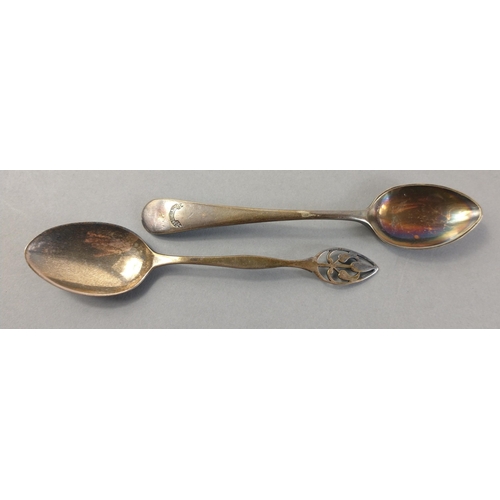 65 - A boxed set of 6 silver hallmarked, Birmingham 1923, teaspoons with pierced handles each 10cm long a... 