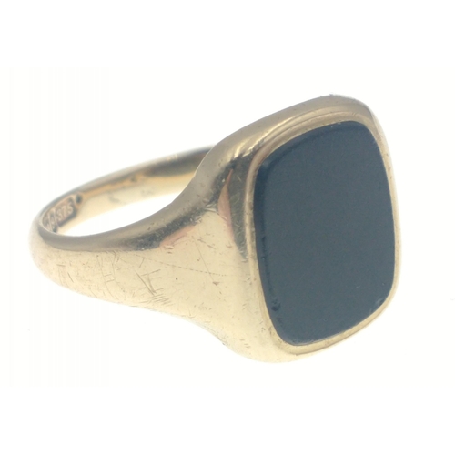 7 - A fully hallmarked 9ct gents gold signet ring with black inset polished centre stone. Size R Gross w... 