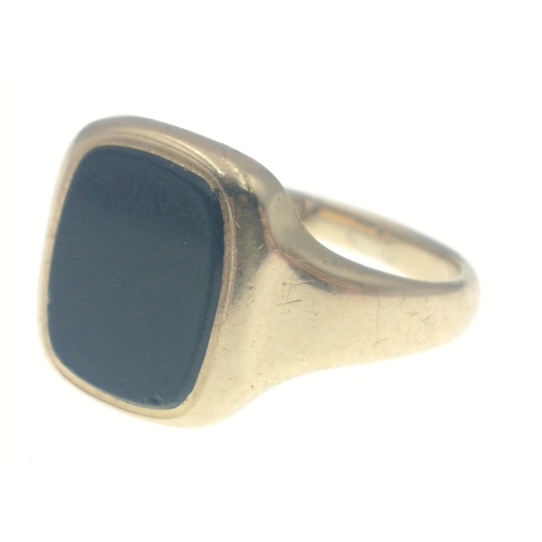 7 - A fully hallmarked 9ct gents gold signet ring with black inset polished centre stone. Size R Gross w... 