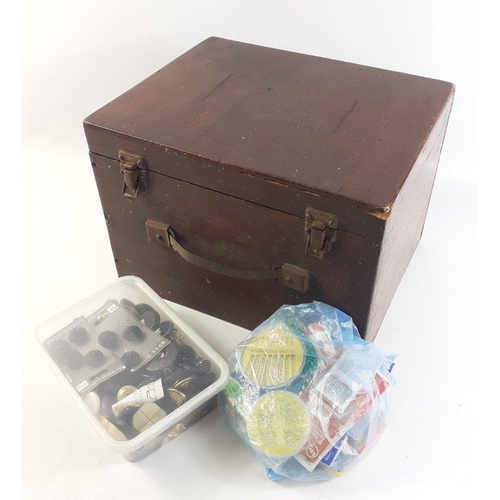 433 - A wooden box jammed full of coloured sewing threads, Singer scissors, pins and needles#146