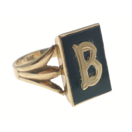 21 - A SUBSTANTIAL ring with the letter B on a black background stone - ring size Q and gross weight 4.20... 