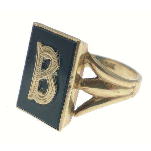 21 - A SUBSTANTIAL ring with the letter B on a black background stone - ring size Q and gross weight 4.20... 