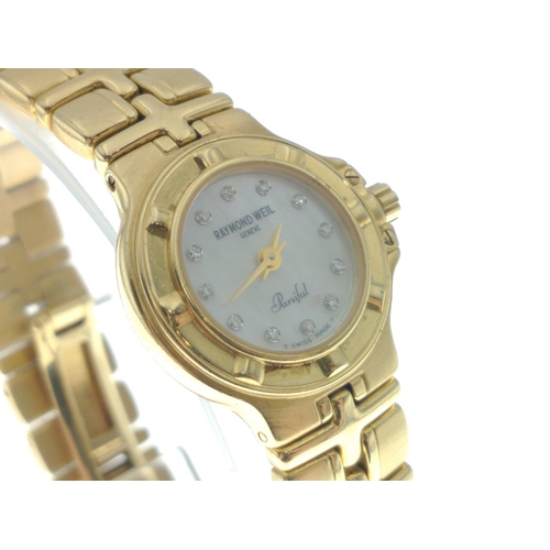 33 - A lady's 18k/750 yellow gold RAYMOND WEIL  Parsifal bracelet watch. Dial is mother of pearl, hour ma... 