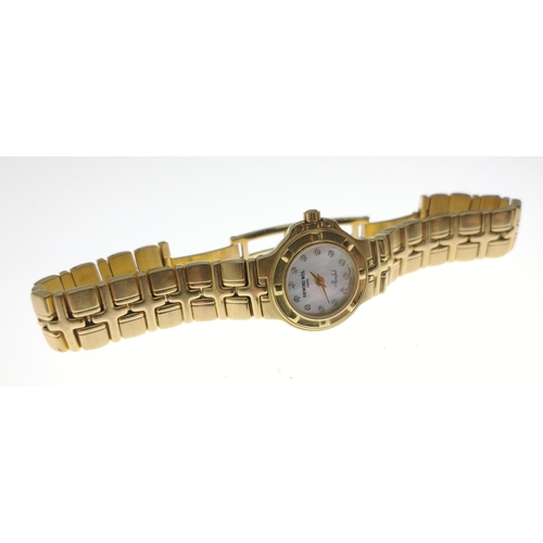 33 - A lady's 18k/750 yellow gold RAYMOND WEIL  Parsifal bracelet watch. Dial is mother of pearl, hour ma... 