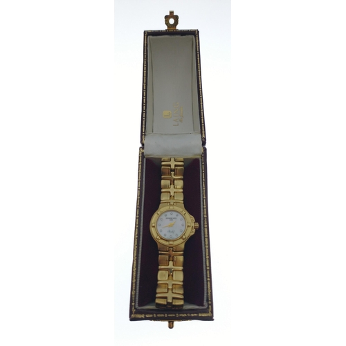 33 - A lady's 18k/750 yellow gold RAYMOND WEIL  Parsifal bracelet watch. Dial is mother of pearl, hour ma... 