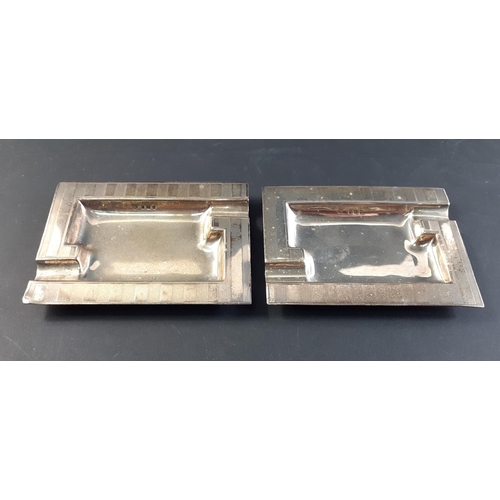 47 - A stunning pair of ART DECO style Goldsmiths & Silversmiths ash trays in wonderful condition. Ha... 