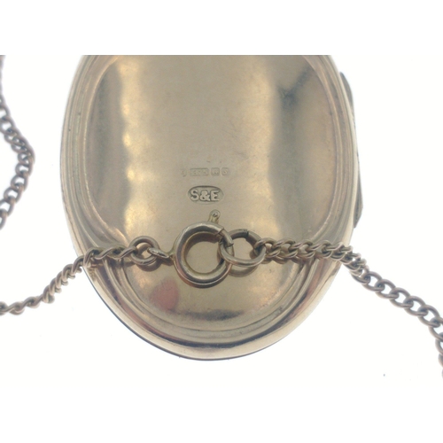 18 - A 375 fully hallmarked gold locket (3.5cm approx) on a 46cm long 9ct chain.  Gross weight 10.94g app... 