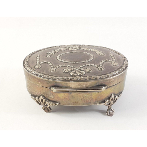 167 - A small sterling silver trinket box, hallmarked Birmingham 1906, maker HM, 10cm width approx, weight... 