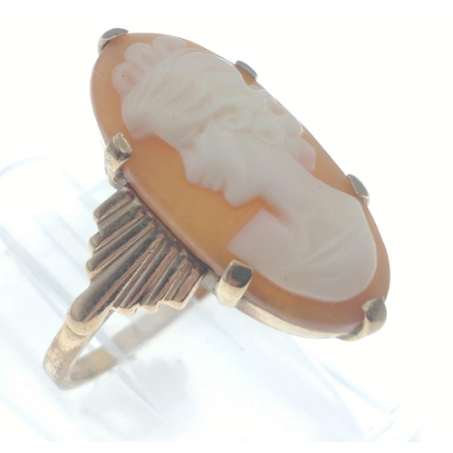 25 - A lovely 9ct gold cameo ring with carved cameo on flared shoulders. Size O, gross weight 3.0g approx... 