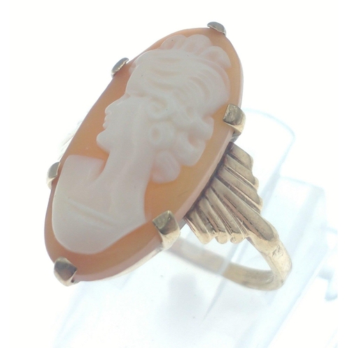 25 - A lovely 9ct gold cameo ring with carved cameo on flared shoulders. Size O, gross weight 3.0g approx... 