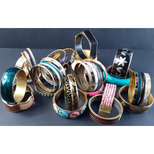 273 - A stunning collection of 40 vintage bracelets in different designs and colours.#281