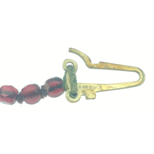 281 - VINTAGE - A string of graduated garnets of some quality with a 375 stamped gold clasp, 57cm long app... 