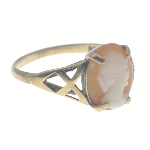 29 - A 9ct gold cameo ring. Size L. Gross weight 1.4g approx.#29