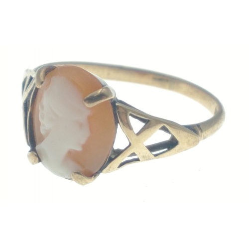 29 - A 9ct gold cameo ring. Size L. Gross weight 1.4g approx.#29