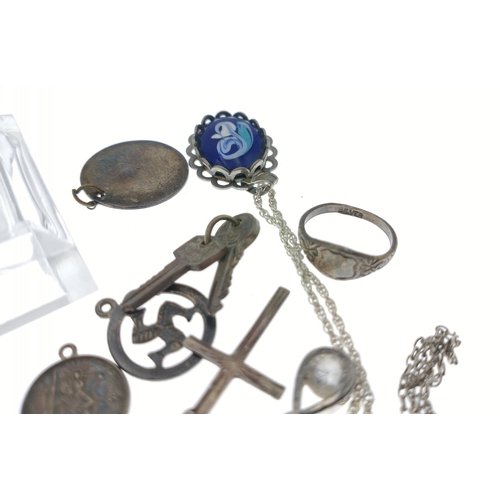 59 - A quantity of silver jewellery, mainly 925 stamped including rings and necklaces. Gross weight 32.4g... 