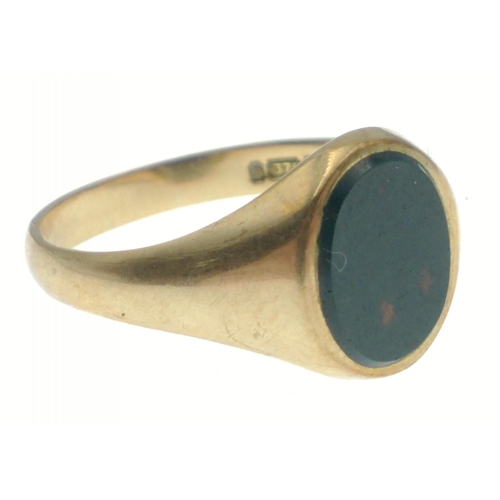 60 - A 375 stamped yellow gold signet ring, size Q with black oval jet stone inset - weight 2.80g gross a... 