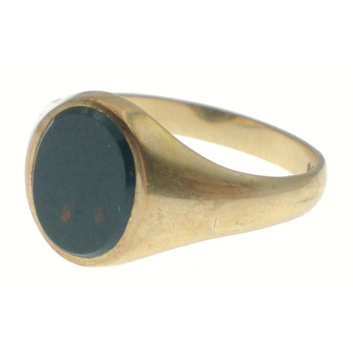 60 - A 375 stamped yellow gold signet ring, size Q with black oval jet stone inset - weight 2.80g gross a... 