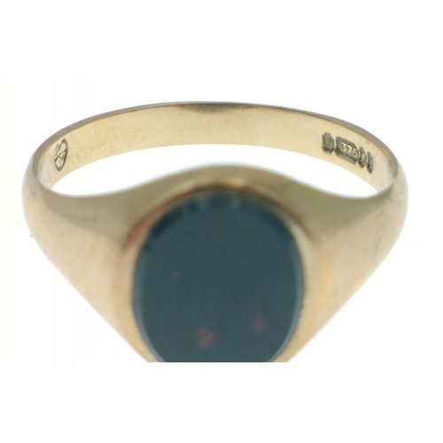 60 - A 375 stamped yellow gold signet ring, size Q with black oval jet stone inset - weight 2.80g gross a... 