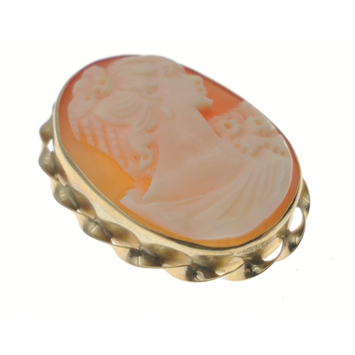 61 - A pretty ANTIQUE classical style cameo brooch stamped 375 yellow gold - dimensions 3cm x 2.5cm appro... 