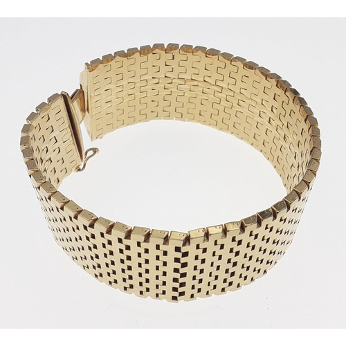 65 - A stunning vintage 750 / 18ct brick design ribbon bracelet with clasp. 20cm long.  Weighs 98g approx... 