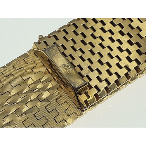 65 - A stunning vintage 750 / 18ct brick design ribbon bracelet with clasp. 20cm long.  Weighs 98g approx... 