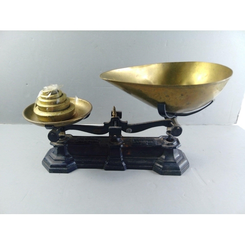 713 - A nice set of vintage French balance scales with both pans and a set of weights#772