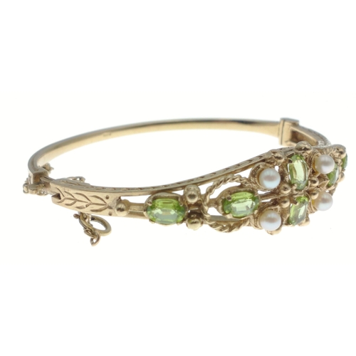 99 - VINTAGE - THE FINEST QUALITY! An EXQUISITE 9ct stamped peridot and seed pearl snap shut bangle with ... 