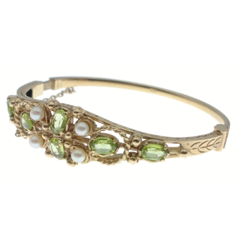 99 - VINTAGE - THE FINEST QUALITY! An EXQUISITE 9ct stamped peridot and seed pearl snap shut bangle with ... 