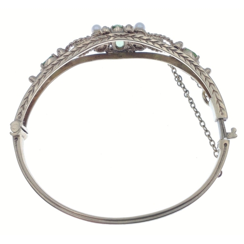 99 - VINTAGE - THE FINEST QUALITY! An EXQUISITE 9ct stamped peridot and seed pearl snap shut bangle with ... 