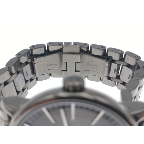 130 - Gents RADO of Switzerland Gents Diamaster bracelet watch with grey face. Automatic movement with scr... 