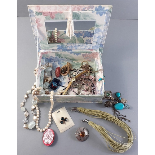 277 - A small fabric covered jewellery box with contents of costume jewellery.  Box measures 21 x 16 x 8cm... 