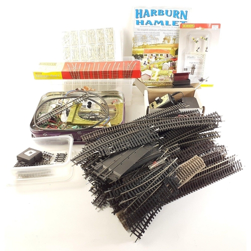 415 - A tub of boxed railway model scenery including Harburn Hamlet and other scenic items including a qua... 