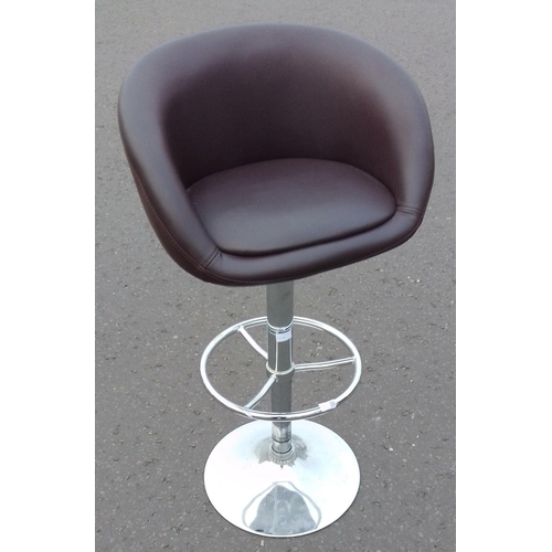 473 - A brown leather Breakfast/Bar stool with adjustable chrome base in good condition standing 80cm tall... 