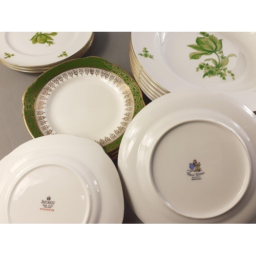 590 - ROYAL TETTAU Bavarian china to include 6 shallow soup bowls (23cm approx), 4 side plates, a small cr... 