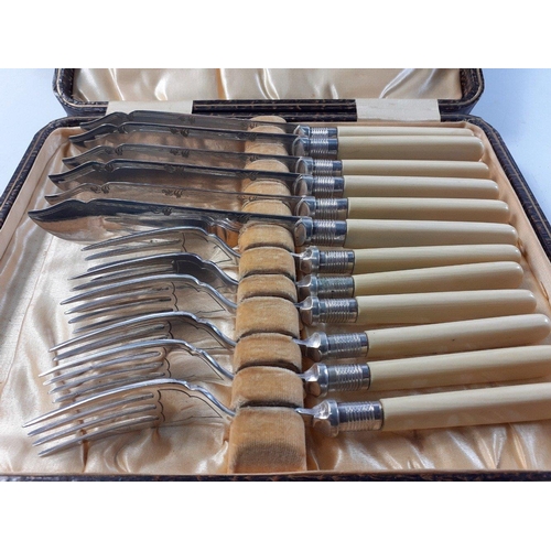 32 - A collection of silver plate cutlery to include a set of 6 fish knives and forks, boxed set of 5 tea... 