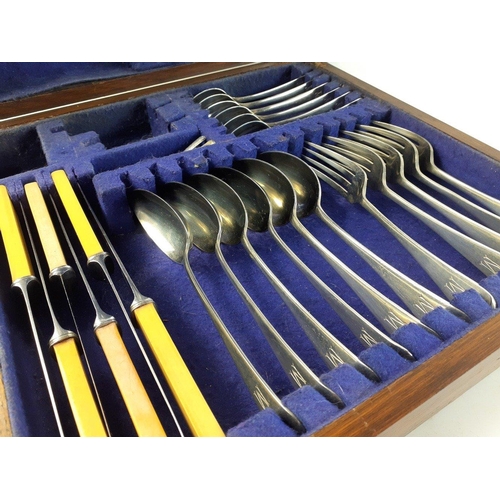 32 - A collection of silver plate cutlery to include a set of 6 fish knives and forks, boxed set of 5 tea... 