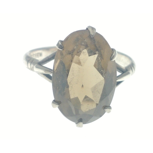 65 - A pretty silver ring with a lovely 13mm smoky quartz stone, size O, gross weight 3.2g approx#66