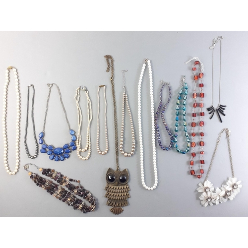 101 - A great bag of decorative costume jewellery pieces. Necklaces, bracelets etc#101