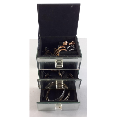 115 - A pretty little two drawer mirrored jewellery box containing a nice selection of some yellow metal e... 