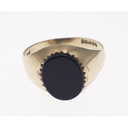 13 - A gent's signet ring with black centre stone. Stamped 375. Size O, gross weight 2.15g approx#13