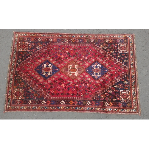 164 - A lovely Oriental style wool rug. Measures 250x 160cm approx#165