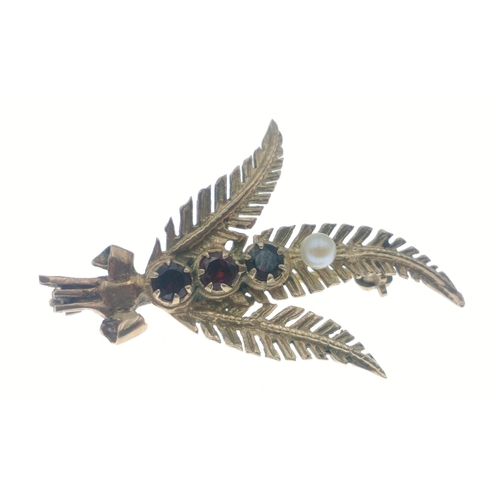 21 - A gold fern brooch with unclear markings, 3.5cm long approx set with 3 red stones and 1 seed pearl. ... 