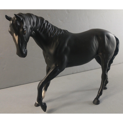 248 - FINE QUALITY! A ROYAL DOULTON figurine of a black horse.  No damage, stands 19cm approx#251