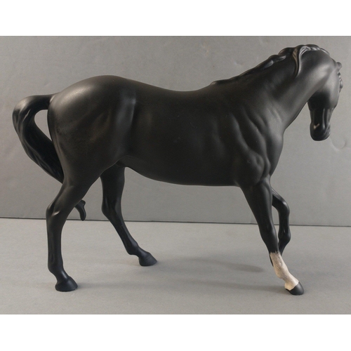 248 - FINE QUALITY! A ROYAL DOULTON figurine of a black horse.  No damage, stands 19cm approx#251