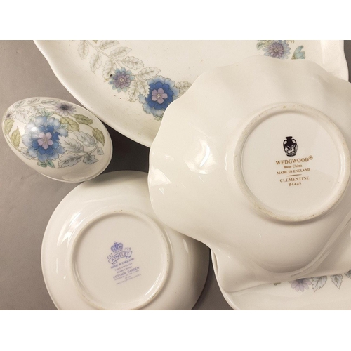 287A - A mixed ceramic lot to include various WEDGWOOD dressing table trays, jars in pretty Clementine patt... 