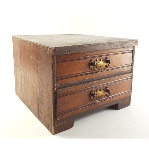 331 - An unusual 4 drawer wooden collector's box with brass handled drawers at each end.  D33 x W29 x H22c... 