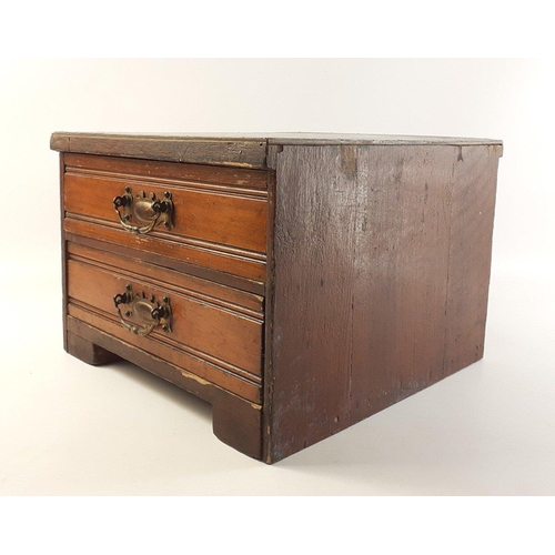 331 - An unusual 4 drawer wooden collector's box with brass handled drawers at each end.  D33 x W29 x H22c... 